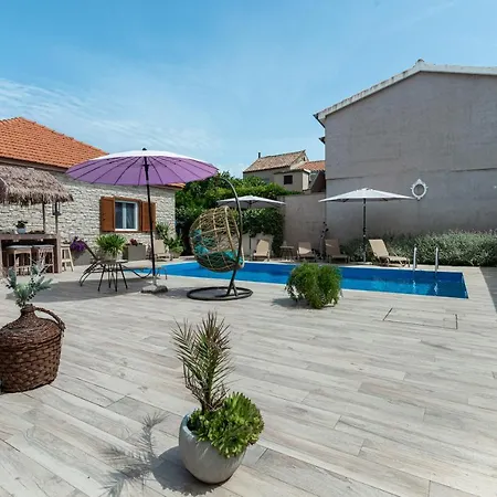 Vakantiehuis Beachfront Delight With Private Pool