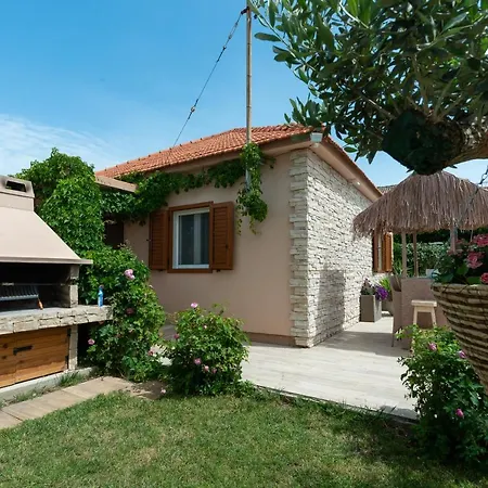 Beachfront Delight With Private Pool Vakantiehuis Petrcane
