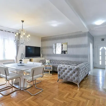 Σπίτι διακοπών Beachfront Delight With Private Pool Petrcane