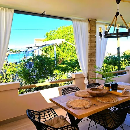 Σπίτι διακοπών Beachfront Delight With Private Pool *