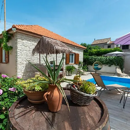 Beachfront Delight With Private Pool Feriehus Petrcane