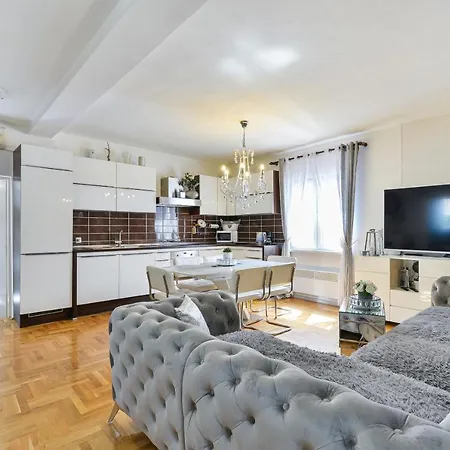 Beachfront Delight With Private Pool * Petrcane