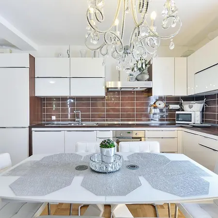 Holiday home Beachfront Delight With Private Pool Petrcane