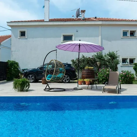 Beachfront Delight With Private Pool 別荘 *