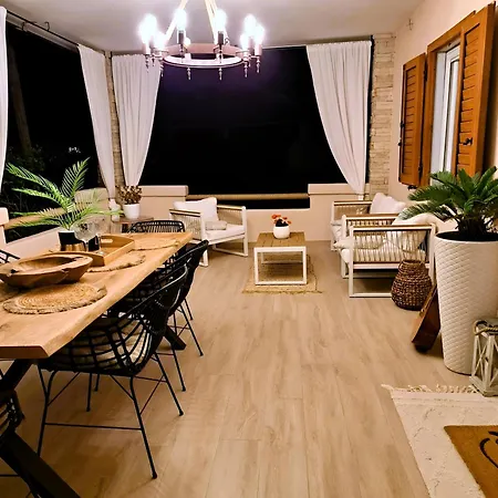 Beachfront Delight With Private Pool * ペトルチャネ